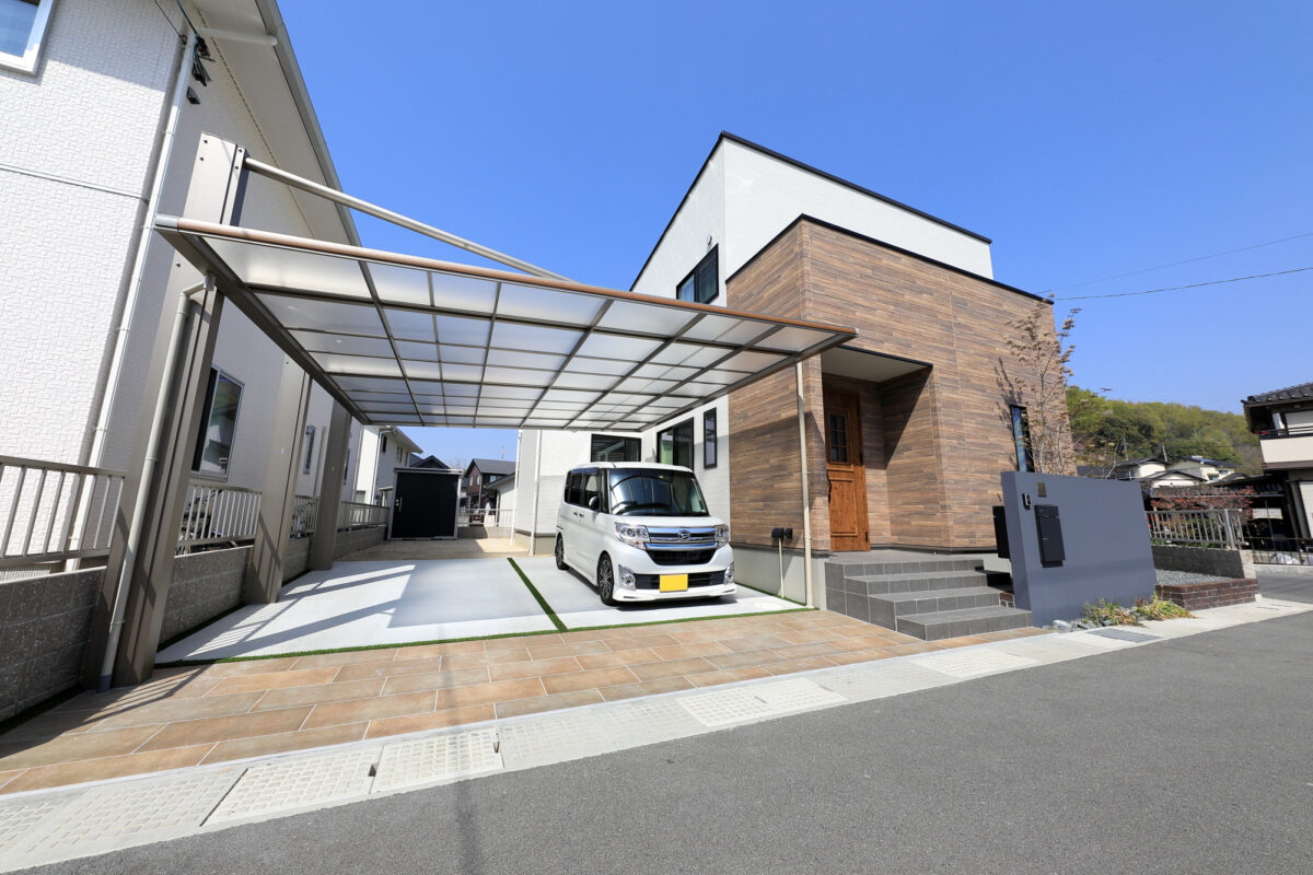 【210万円セットプラン】 ・カーポート：2台用 ・ガレージ土間：2台分 ・植栽：1本 ・門壁：表札、宅配ポストあり